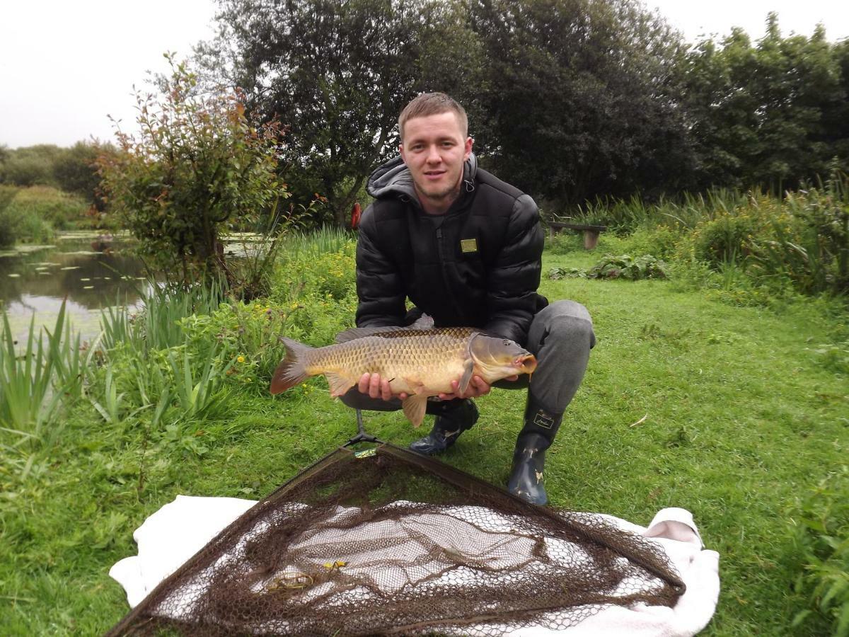 Marsh Water Ponds Fishery Villa Kidwelly Dış mekan fotoğraf