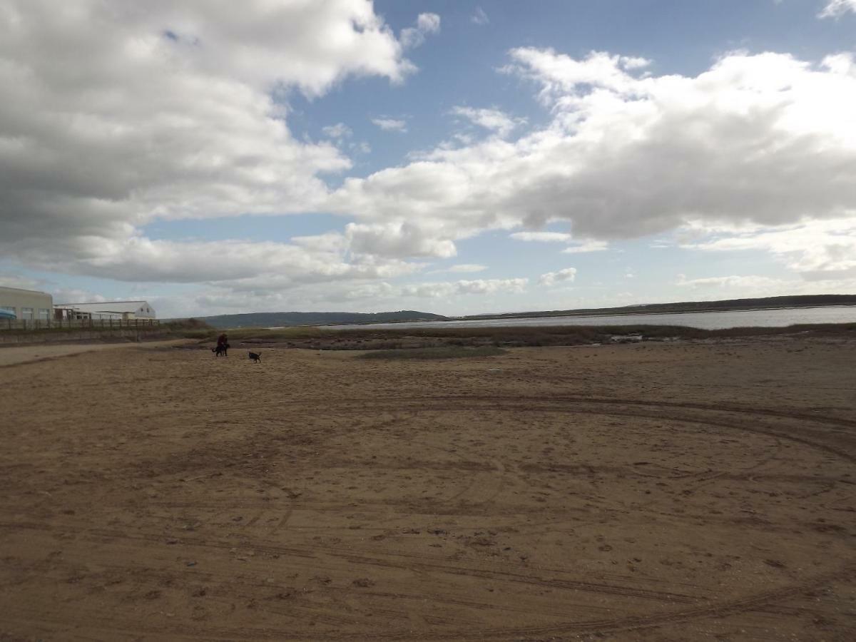Marsh Water Ponds Fishery Villa Kidwelly Dış mekan fotoğraf